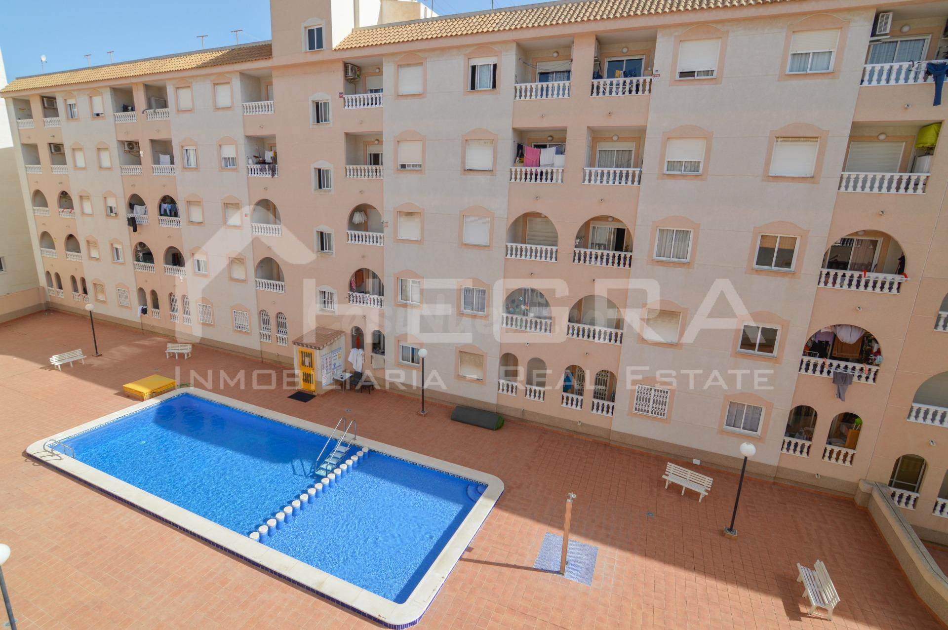 Piso en Venta en Calle La Loma 36, Torrevieja: Confort y Rentabilidad en el Residencial Santa Gema. Piso de 2 dormitorios con piscina
