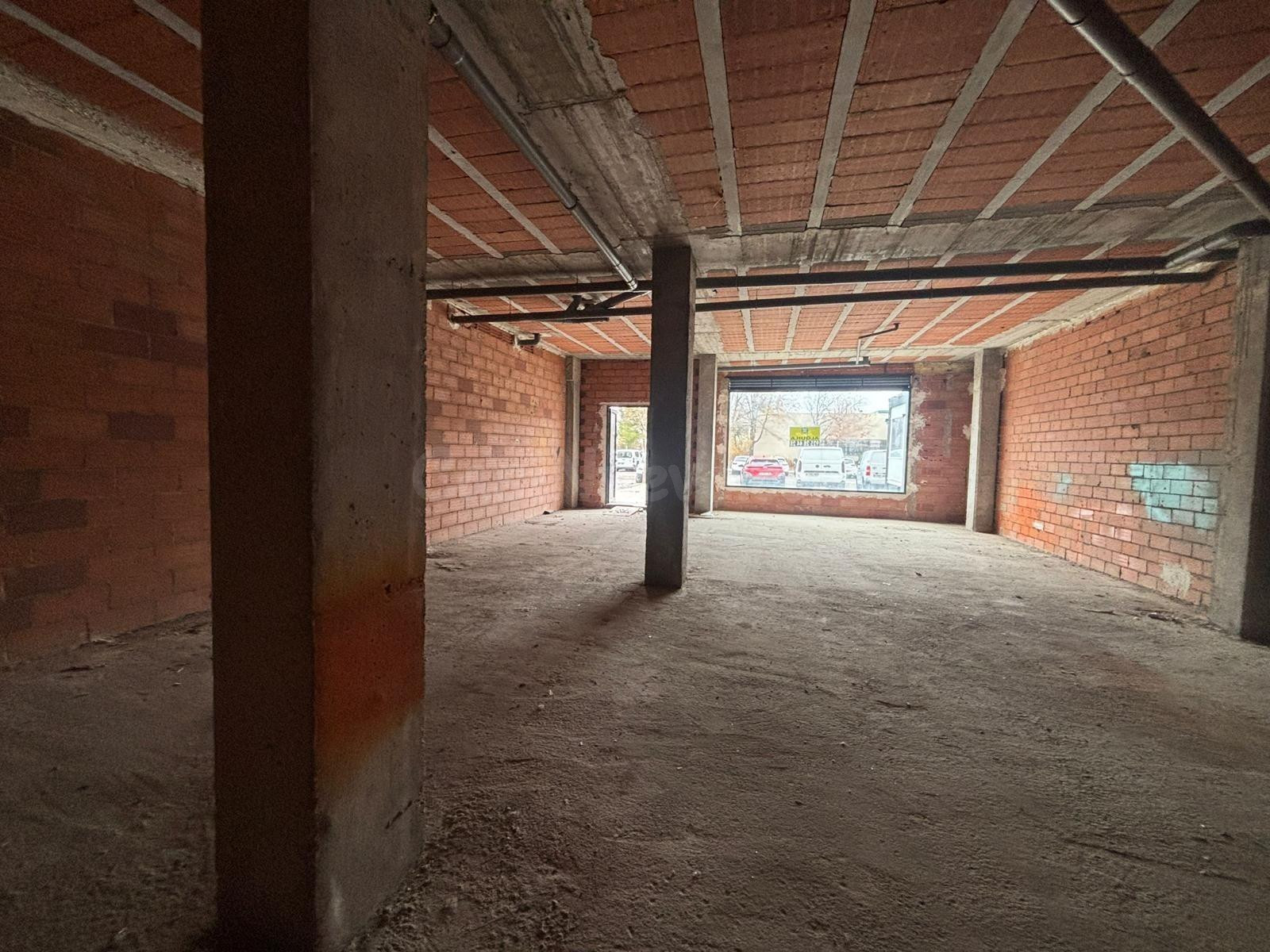 LOCAL COMERCIAL EN BRUTO, JUNTO AL NUEVO HOSPITAL. - foto 3