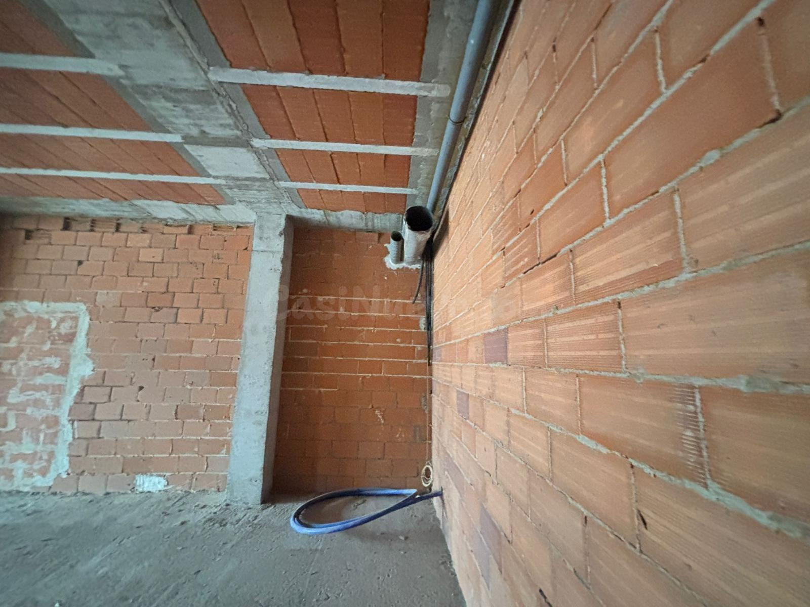 LOCAL COMERCIAL EN BRUTO, JUNTO AL NUEVO HOSPITAL. - foto 4