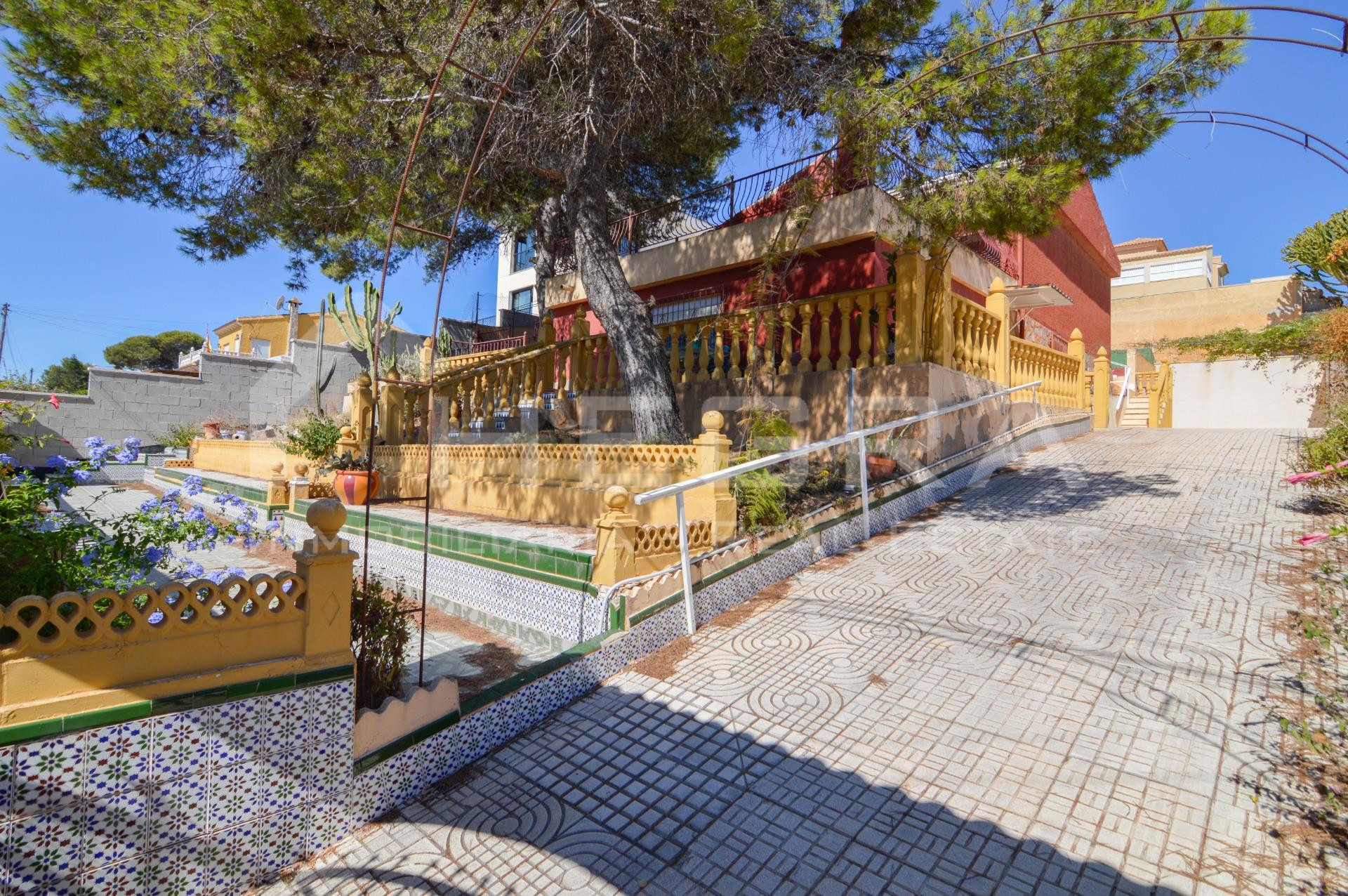 Chalet independiente con gran parcela de 800m2 y piscina privada en Los Balcones, Torrevieja – Ideal para reforma integral