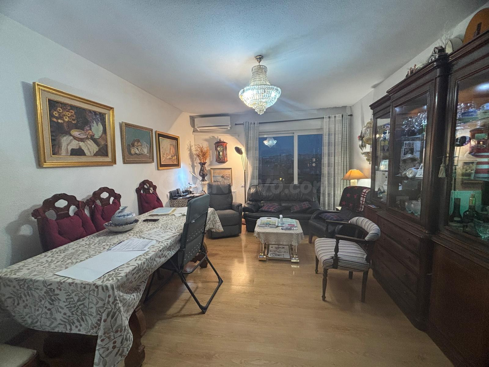 Buenavista.Piso con 102 m2 con 5 dormitorios, 1 baño completo y 1 aseo. Terraza. Piscina comunitaria.Garaje y trastero.