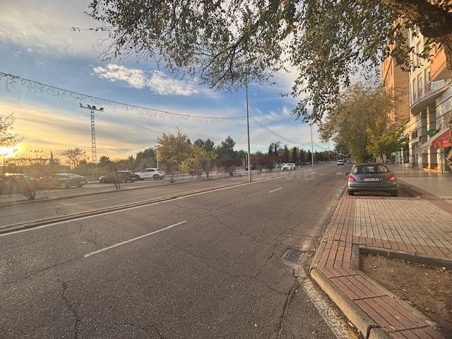 Avenida Europa. Local comercial con 220 m2 en 3 plantas. Con