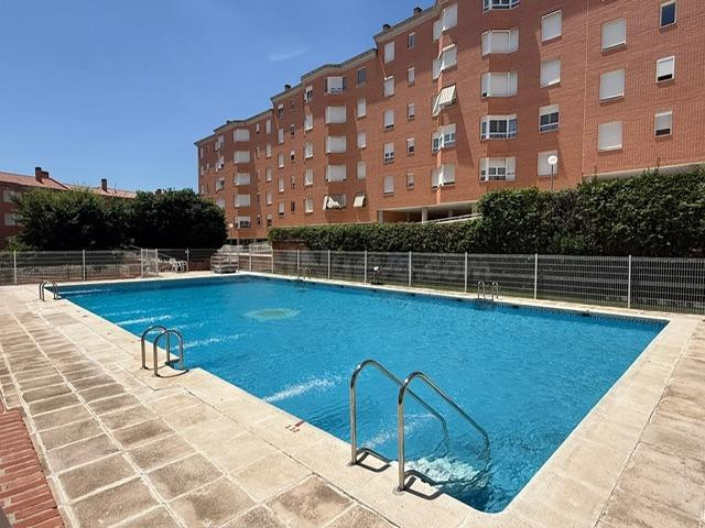 TOLEDO AVD IRLANDA , PISO DE 2 DORMITORIOS ,EN ESQUINA , CON GARAJE Y ZONAS COMUNES CON PISCINA .