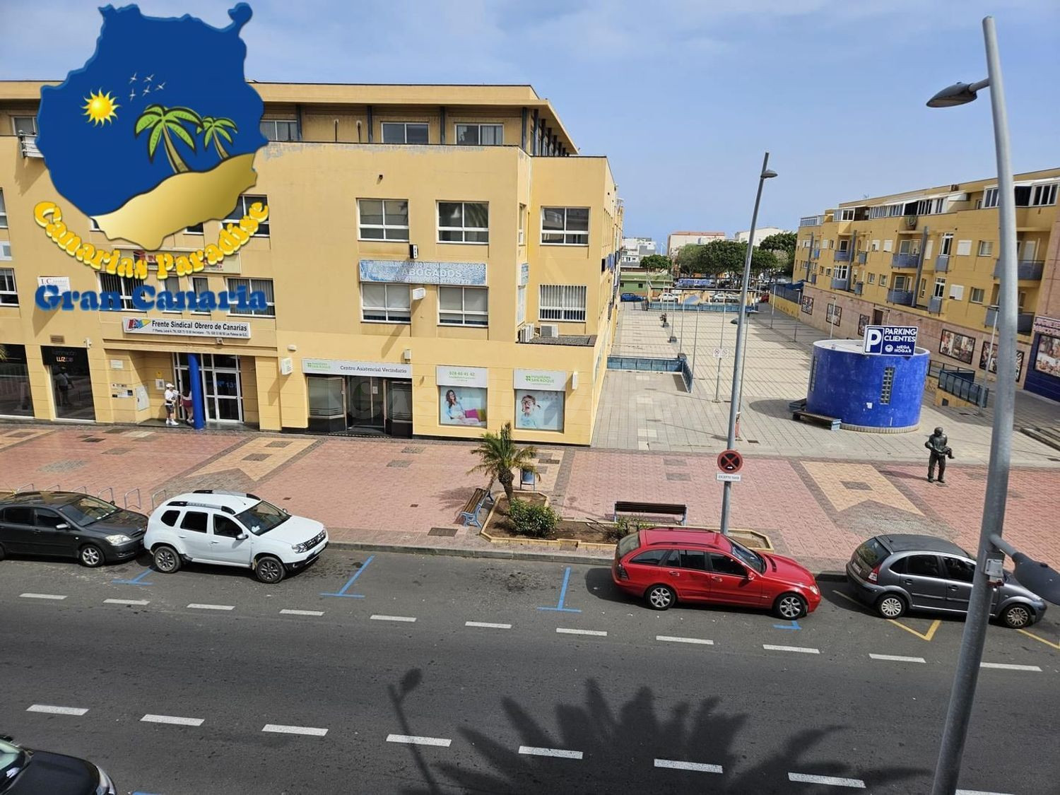 Canarias Paradise Real Estate - Edificio de inversión de uso mixto con 2 viviendas y local comercial alquilado en Vecindario, Gran Canaria