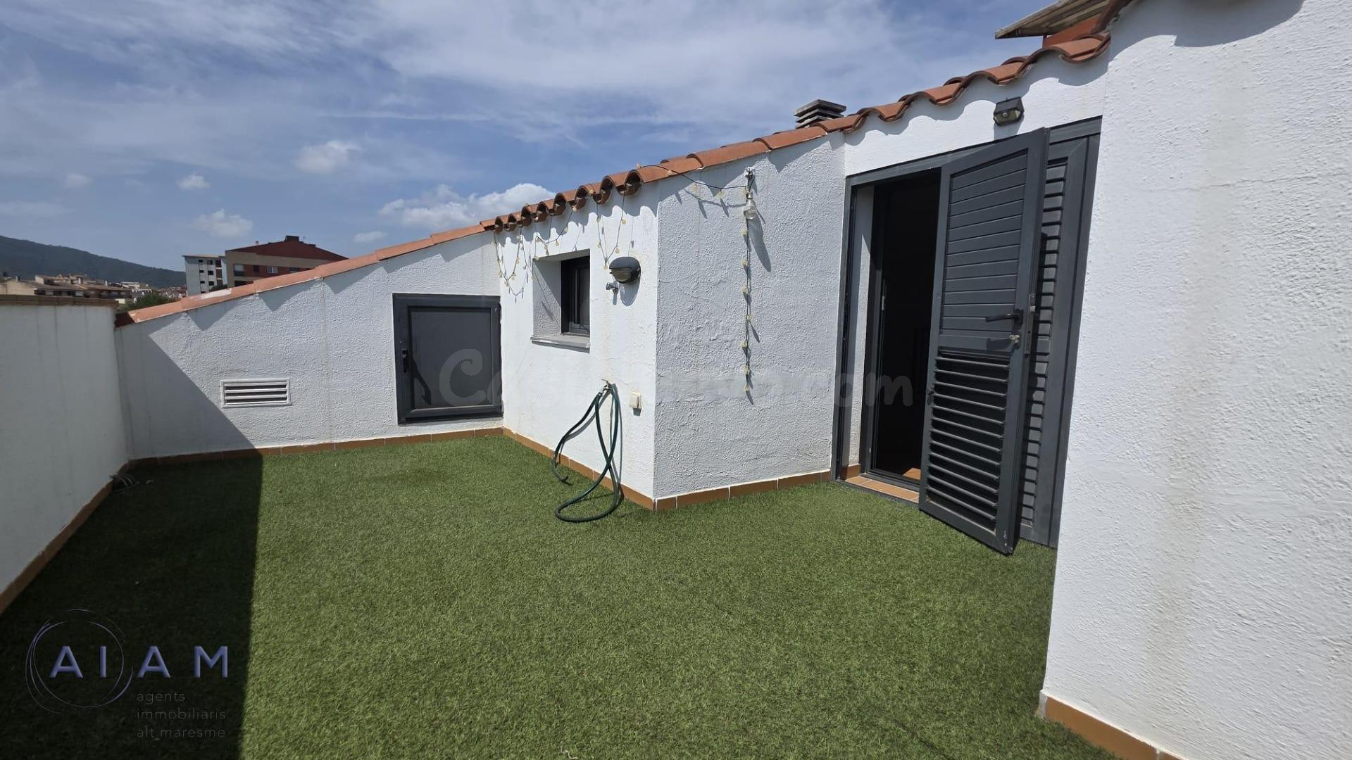 UN DÚPLEX PARA DISFRUTAR: SUITE, DOS TERRAZAS Y PLENO CENTRO DE TORDERA