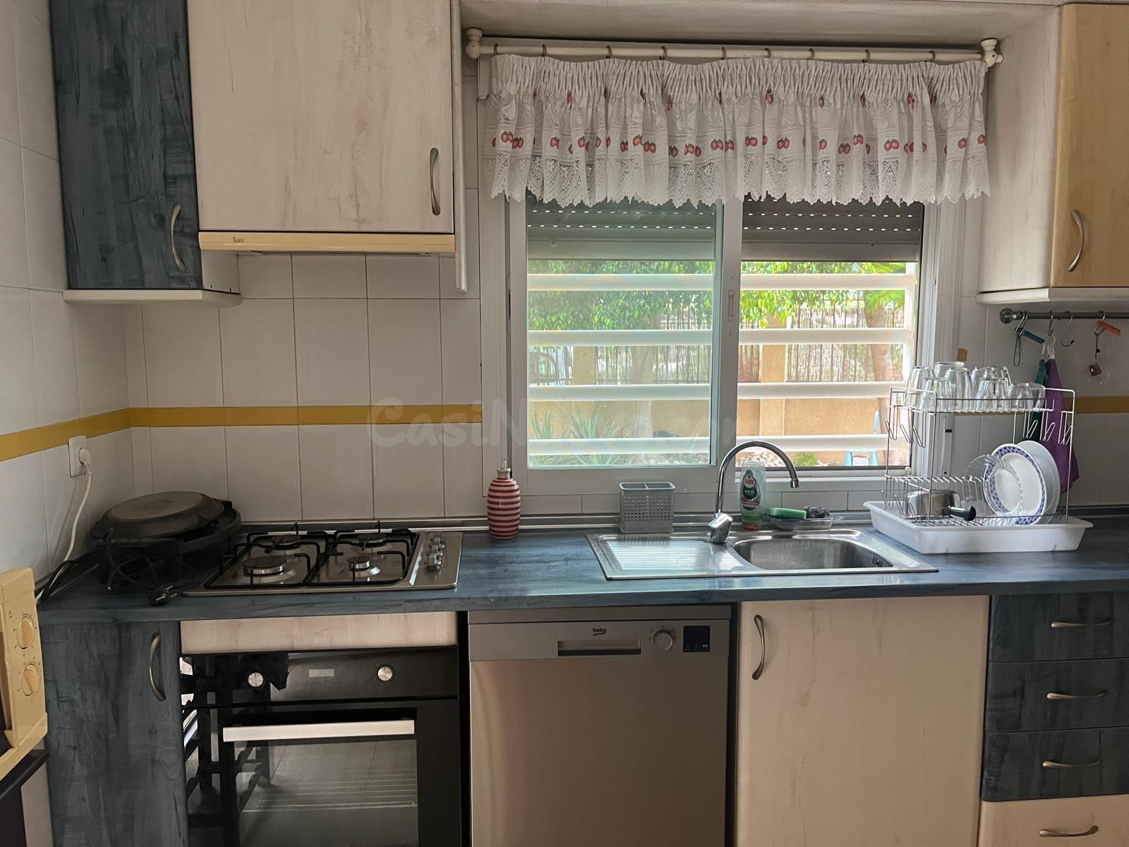 SE ALQUILA BUNGALOW EN MUY BUENA ZONA, DE 4 habitaciones Y 2 BAÑOS A 20 MINUTOS DE ALICANTE