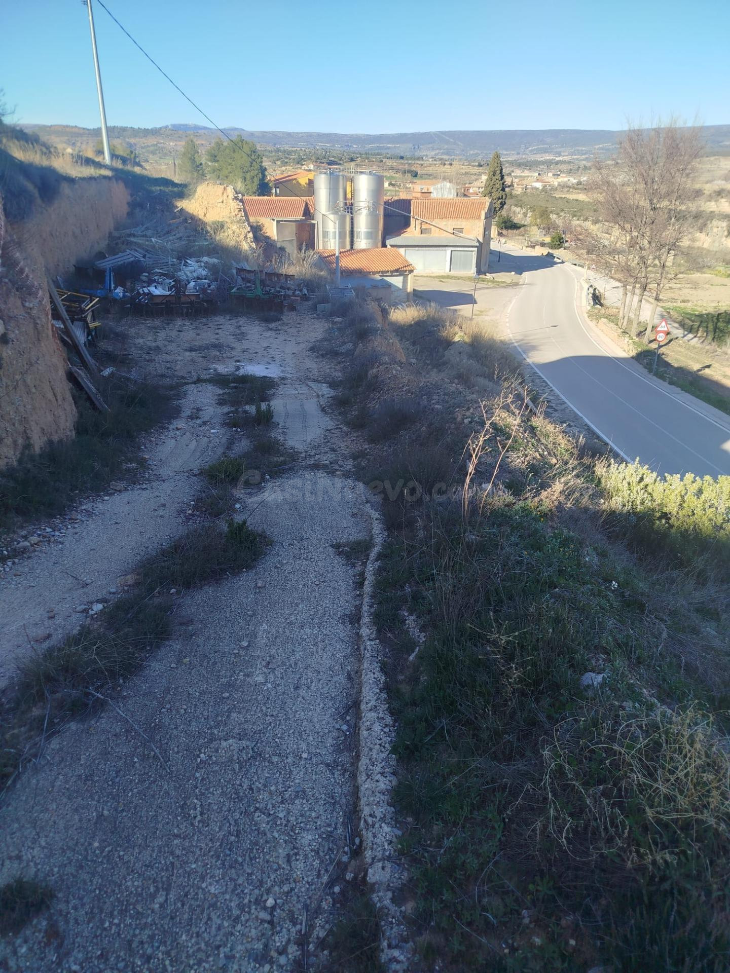 SOLAR DE 750 M2 EN ALPUENTE - foto 2