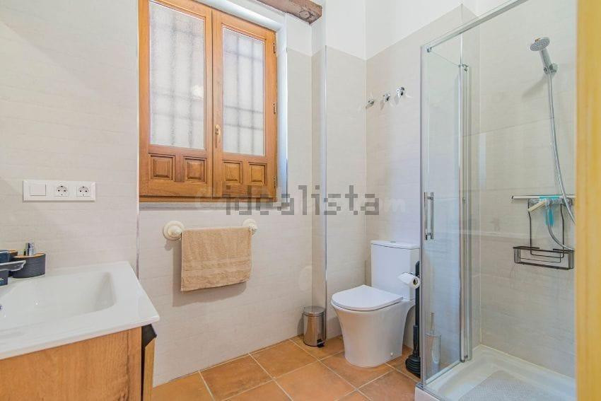 ¡Vive la experiencia de vivir en el corazón de Granada en un piso dúplex único en su estilo!
