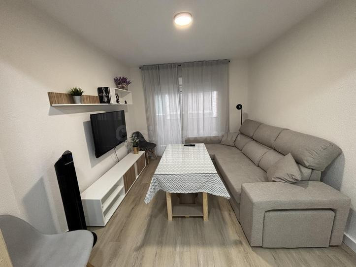 ** SE ALQUILAN habitaciones PARA ESTUDIANTES, PISO REFORMADO Y LUMINOSO EN CALLE DEMETRIO SPINOLA **