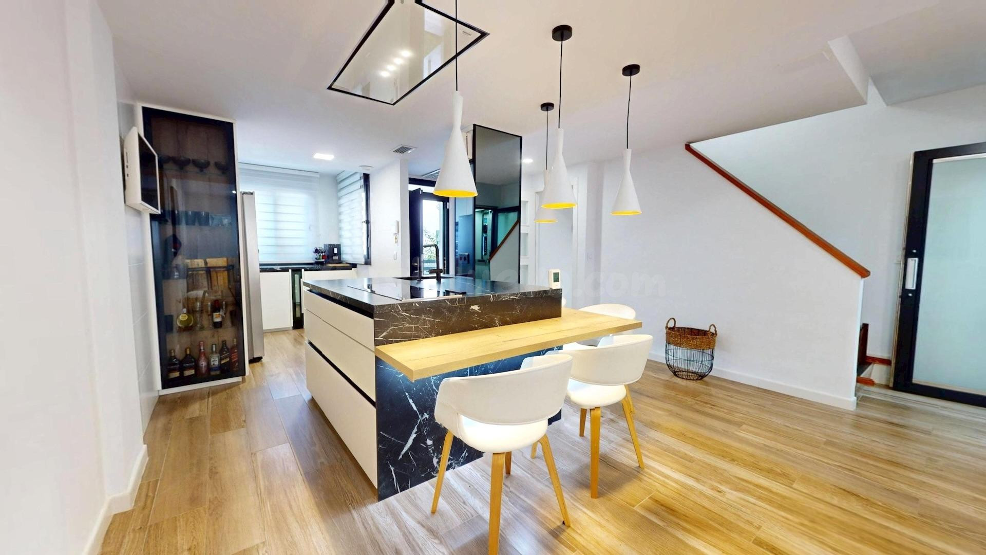 ESPECTACULAR CASA UNIFAMILIAR CON ASCENSOR, JACUZZI Y 3 DORMITORIOS EN NOREÑA