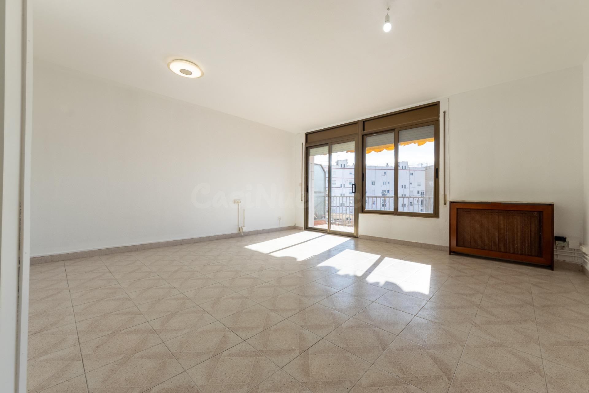 Piso amplio y luminoso en el centro de Tarragona con 4 habitaciones.