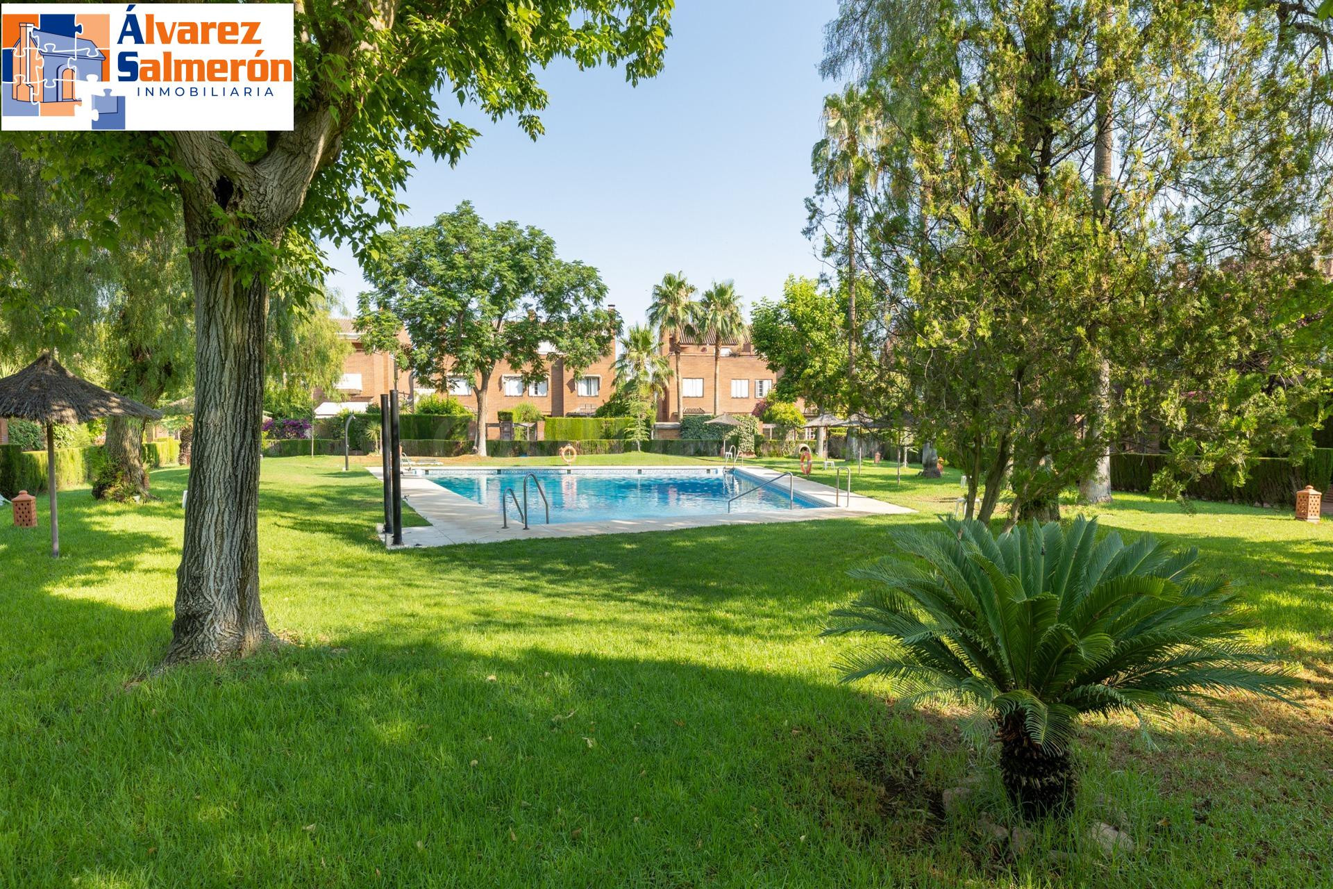 CHALET ADOSADO EN ZONA LA CALETA