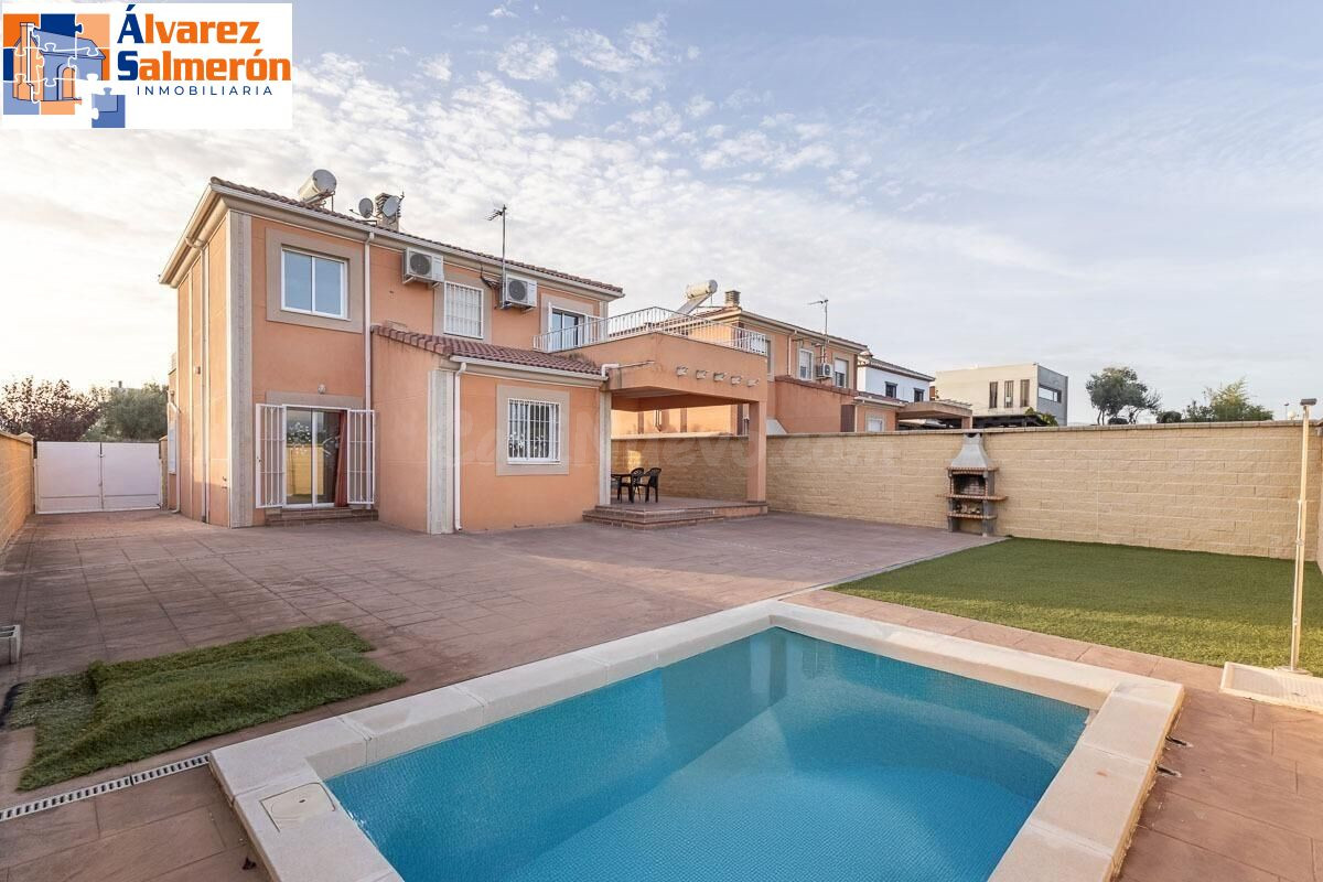 FANTÁSTICA CASA EN URBANIZACIÓN LOS CORTIJOS