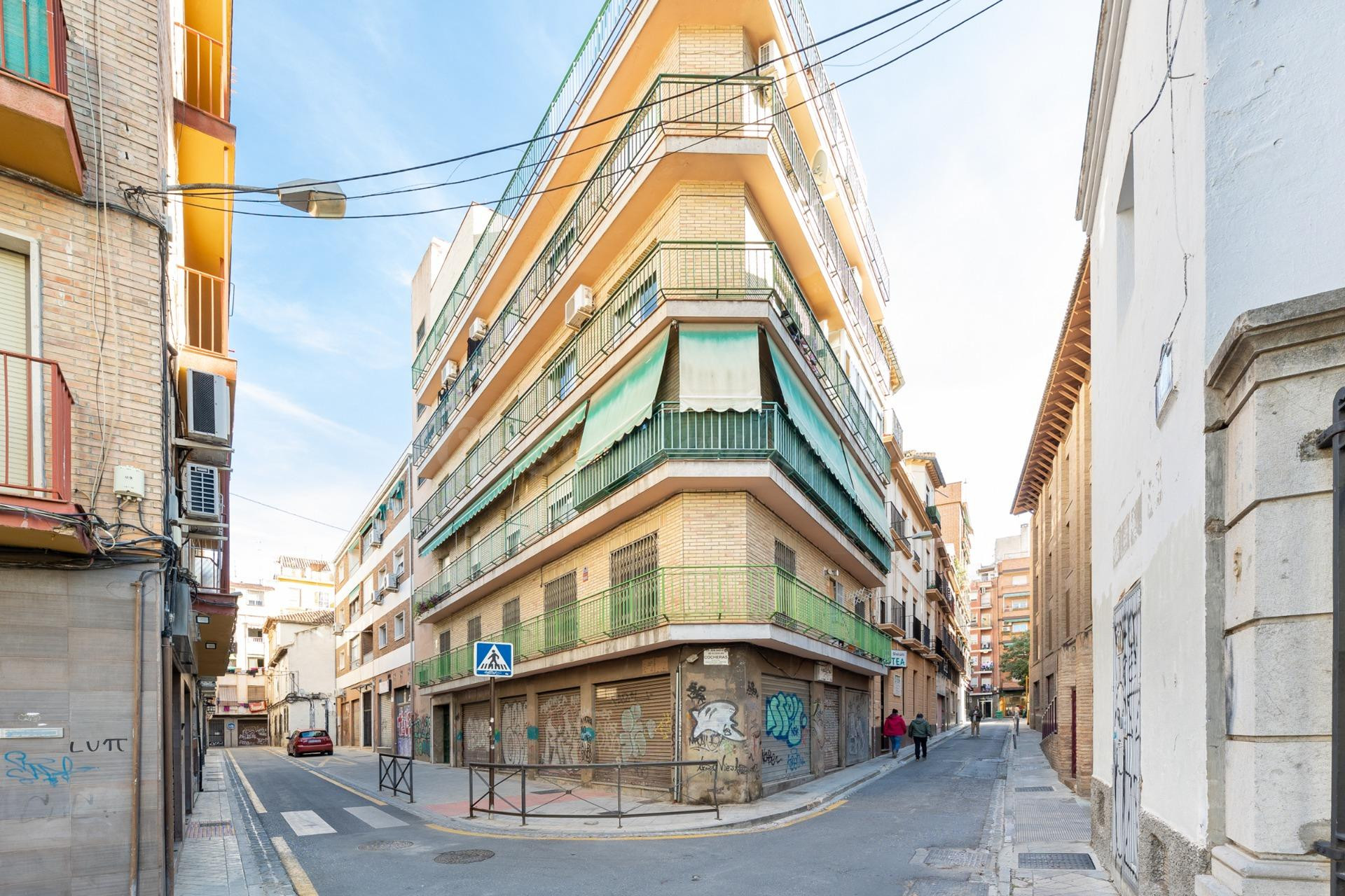 Venta de piso de 4 dormitorios y 2 baños en Granada (Zona Centro)
