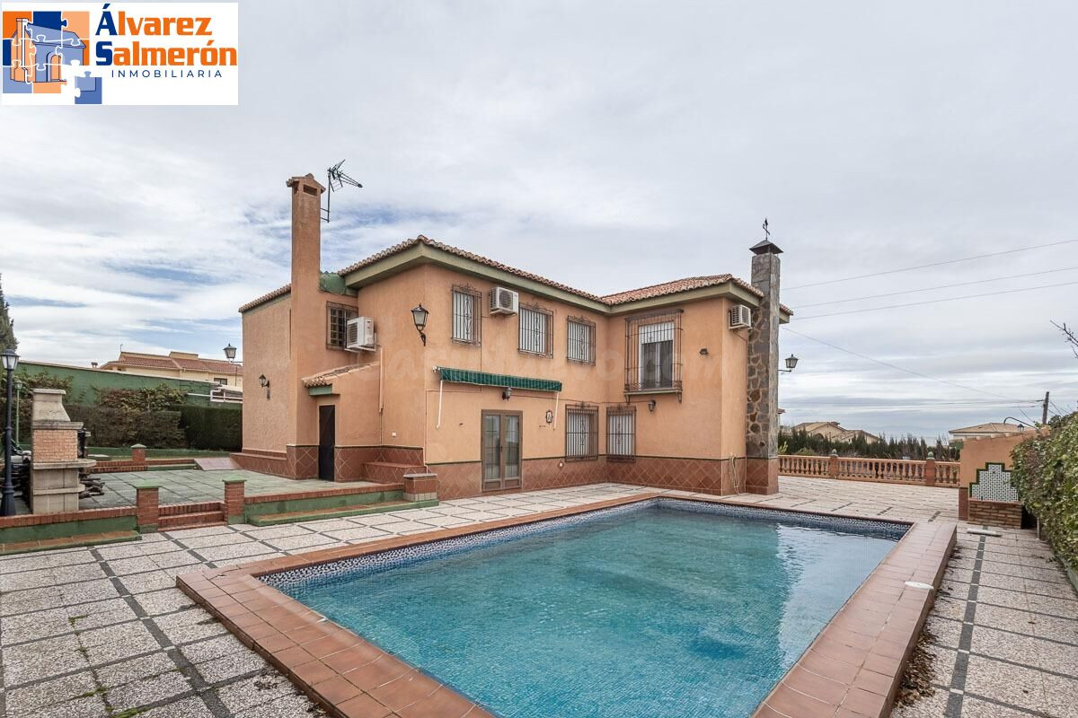 Chalet con piscina y gran parcela en la urbanización Molino Alto de Otura.