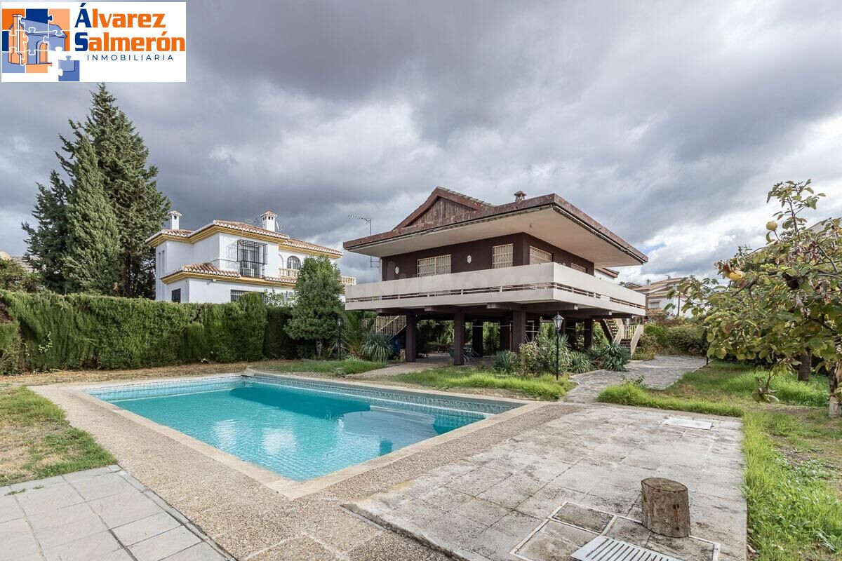 Gran casa con parcela y piscina en Cájar