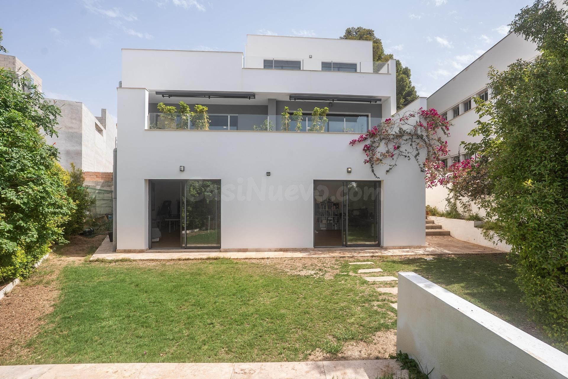 Chalet independiente de 414 m2 junto a Calle Granada — Almería capital