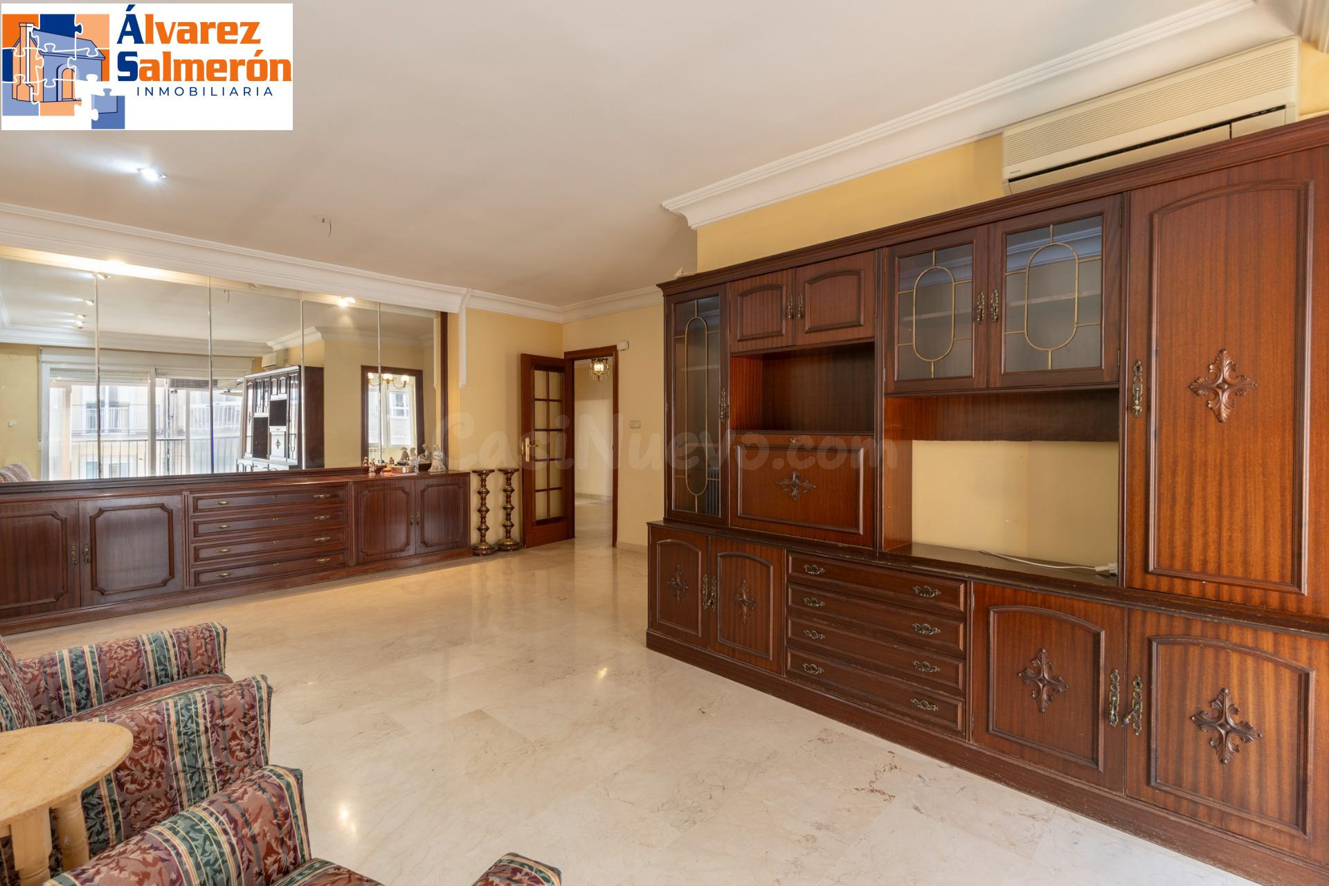 Piso en venta en pleno centro de Granada – Planta alta, garaje y gran potencial de reforma