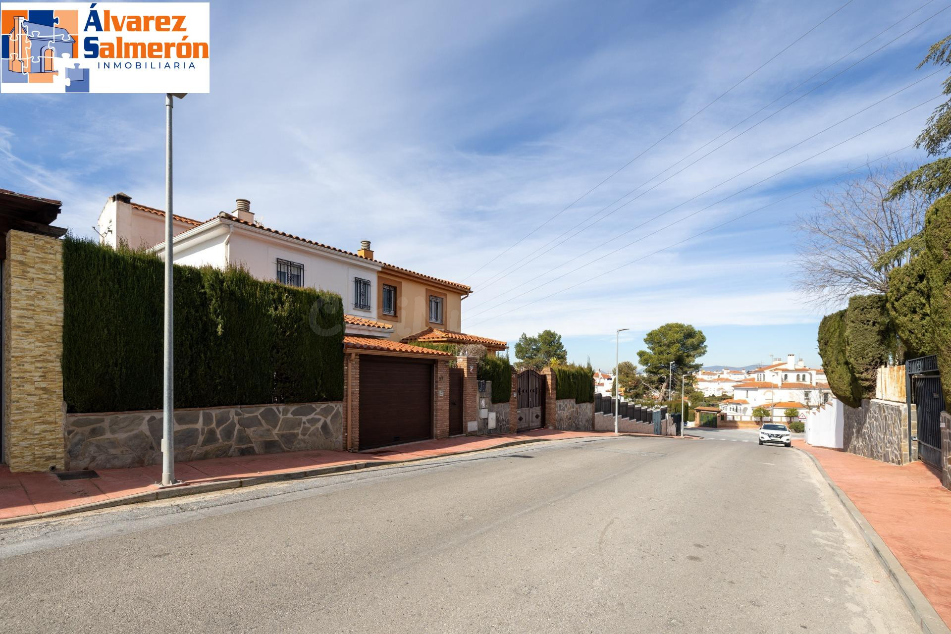 ✨ ¡Tu nuevo hogar con piscina a solo 15 minutos de Granada!