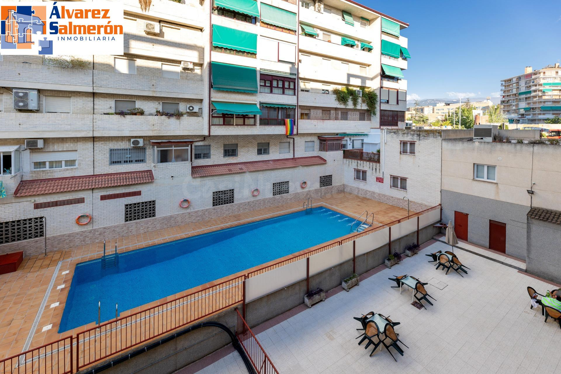 Amplio piso de 4 dormitorios en la prestigiosa urbanización Jardín de la Reina. Garaje y trastero