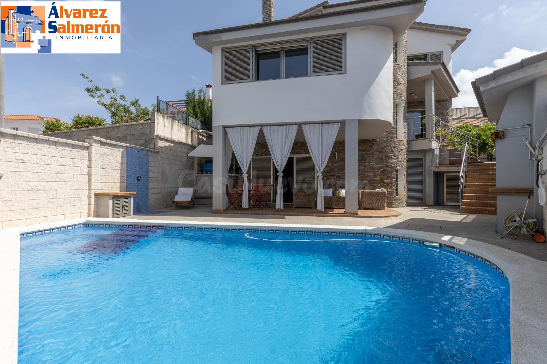 ¡ESPECTACULAR CHALET INDEPENDIENTE MODERNO CON PISCINA PRIVA