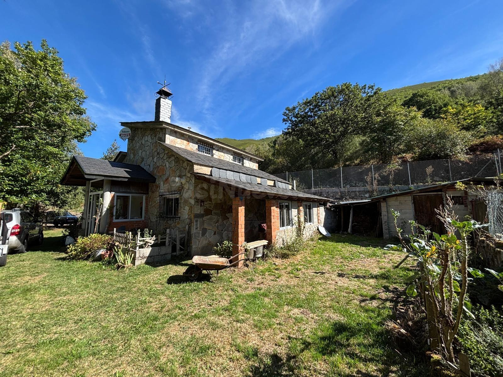 Venta de casa con finca en Valdeprado