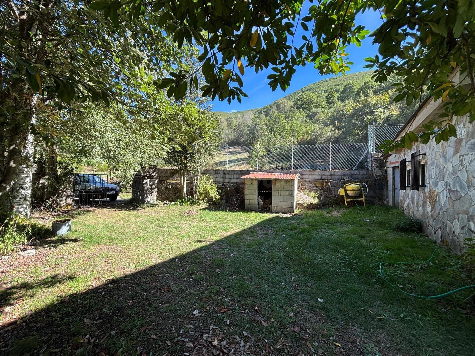 Venta de casa con finca en Valdeprado - foto 2