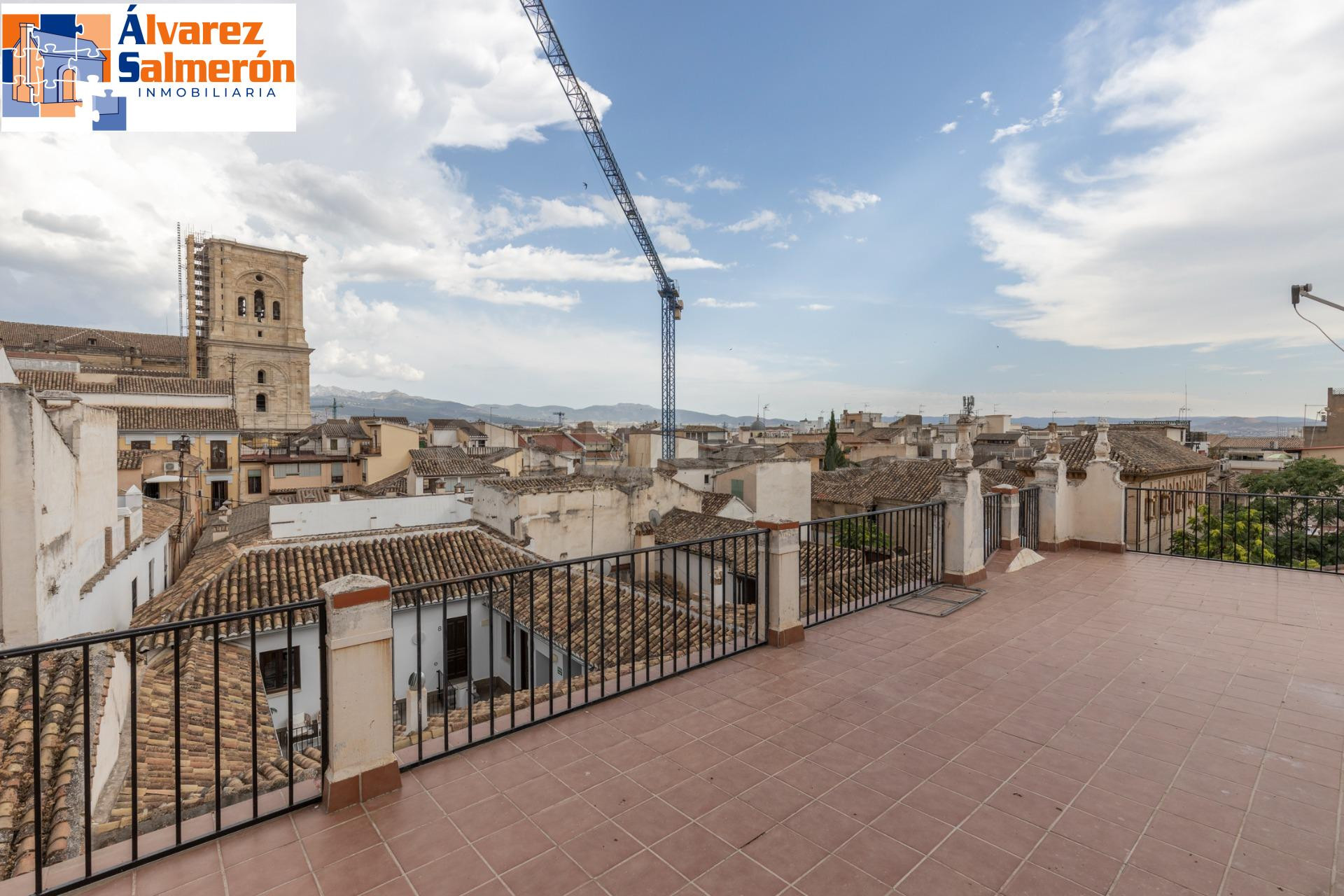 Oportunidad única en pleno corazón de Granada: luminosidad, ubicación y un enorme potencial de transformación