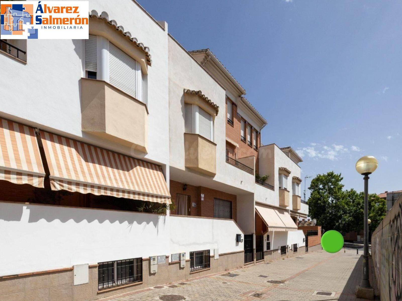 ESPECTACULAR VIVIENDA ADOSADA DE 4 DORMITORIOS CON SÓTANO, TERRAZAS Y PATIO EN GRANADA