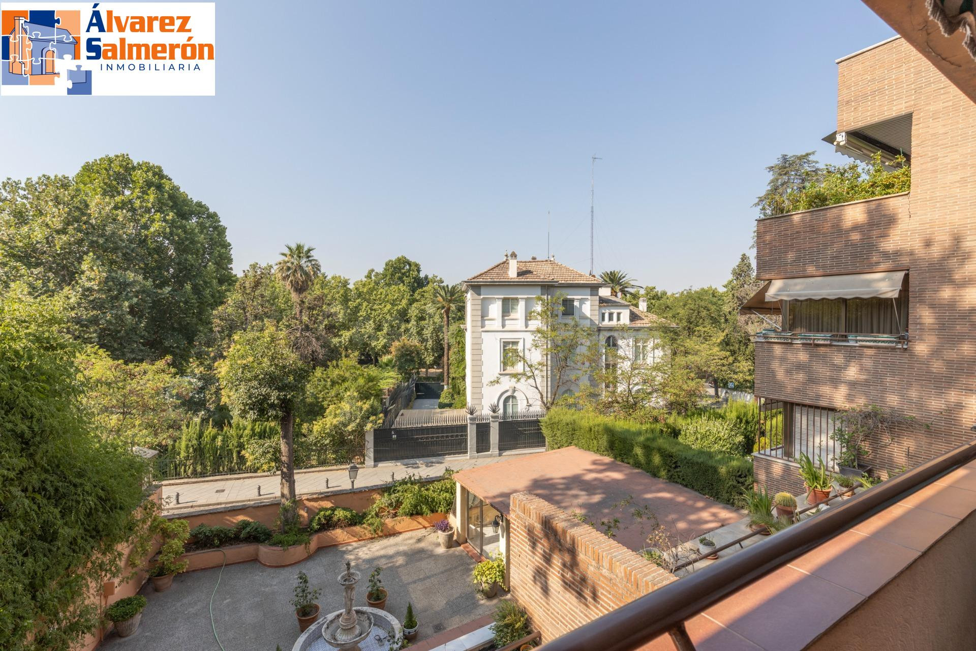 Exclusivo piso señorial con terraza en el Paseo del Salón (Cuesta de Escoriaza), con cochera y trastero.