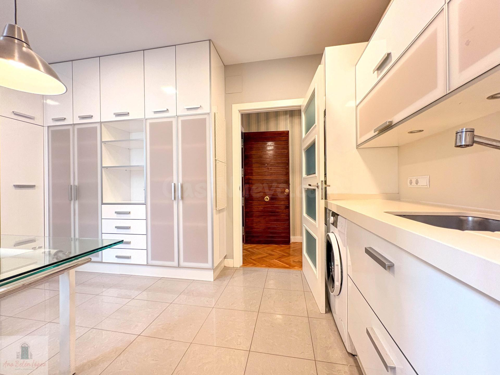 ALQUILER SIN MUEBLES. AMPLIA VIVIENDA EN PLENO CENTRO, CON 3 DORMITORIOS DOBLES Y GARAJE OPCIONAL