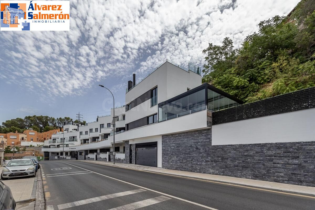 Estudio de reciente construcción con piscina, garaje y zonas comunes en Granada