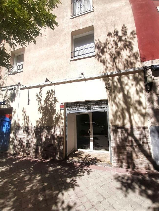 OPORTUNIDAD ÚNICA JUNTO AL RETIRO: LOCAL REFORMADO CON PATIO DE USO PRIVATIVO