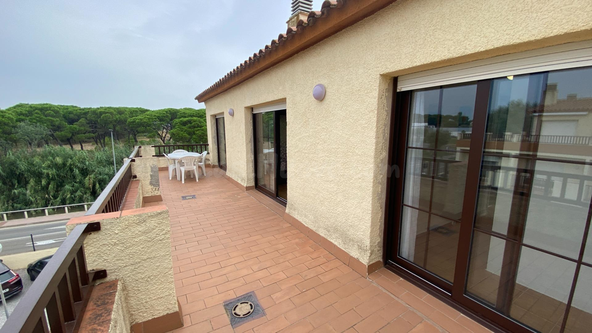 Ático con licencia turística a 50 m del mar en Empúries - foto 2