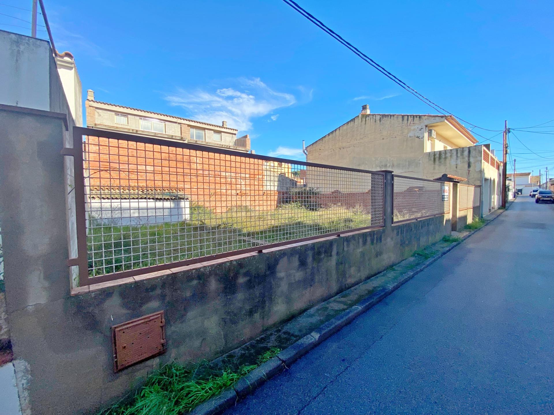 Terreno con posibilidad de construir 2 viviendas