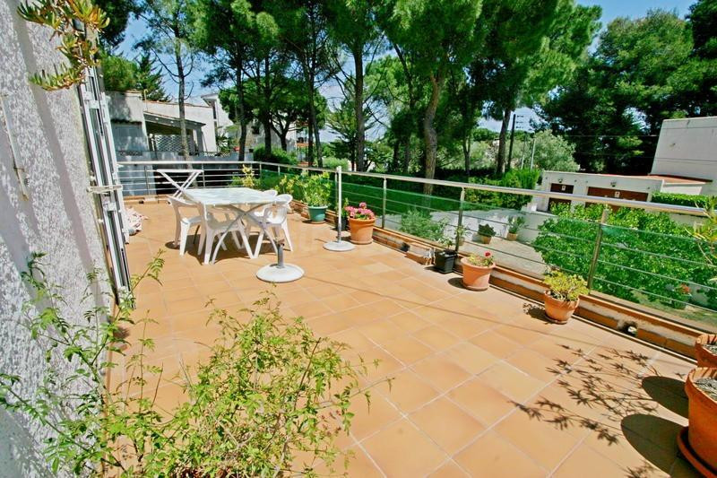 Fantástico piso luminoso con gran terraza en zona tranquila