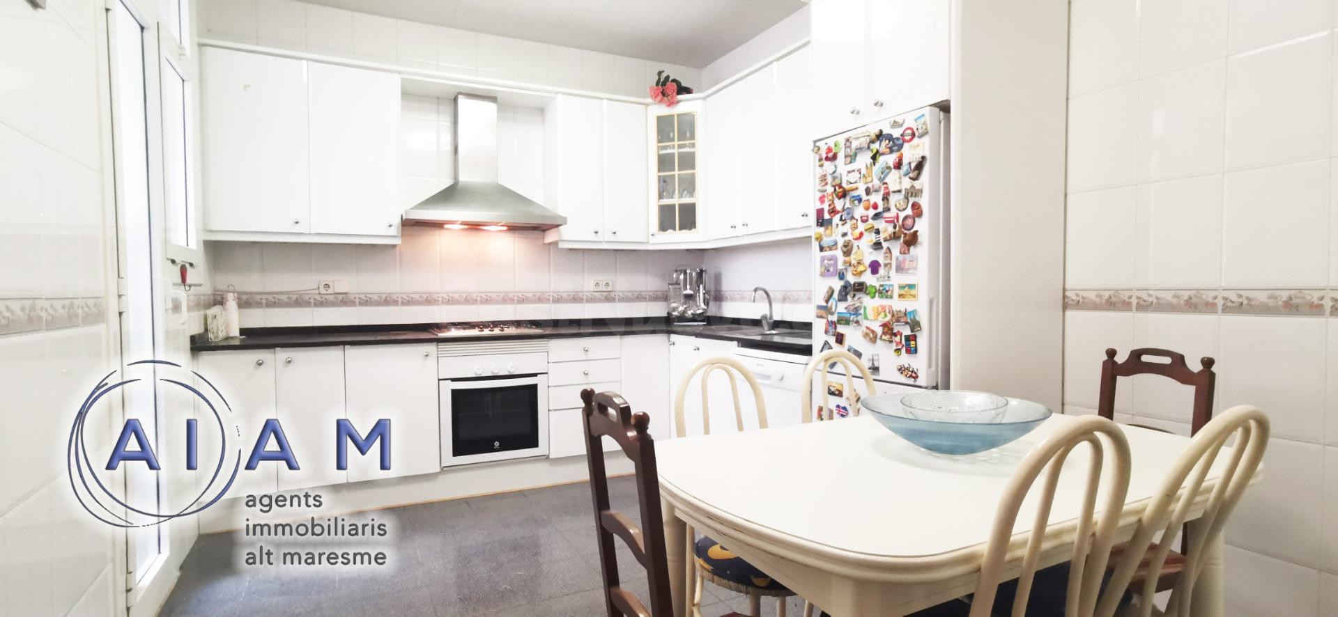 Edifidio con local y vivienda dúplex en carrer Església