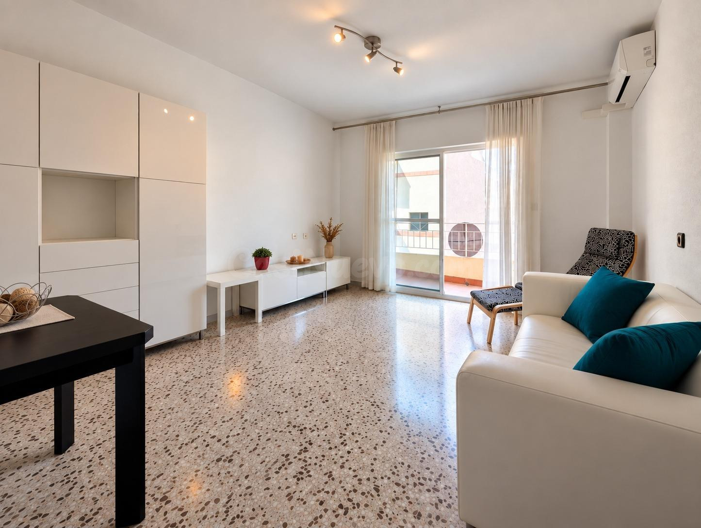 REFORMADO, AMPLIO Y LUMINOSO PISO A LA VENTA A CINCO MINUTOS DEL CENTRO DE ALHAMA DE MUURCIA.