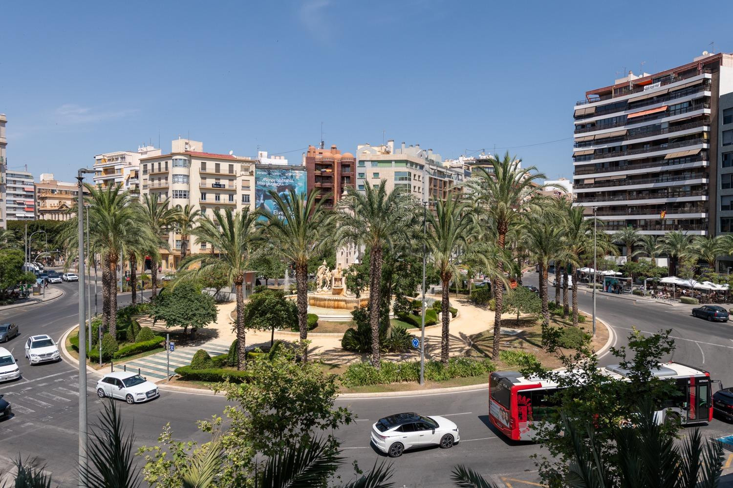 Elegancia y amplitud en el corazón de Alicante: Plaza de los Luceros