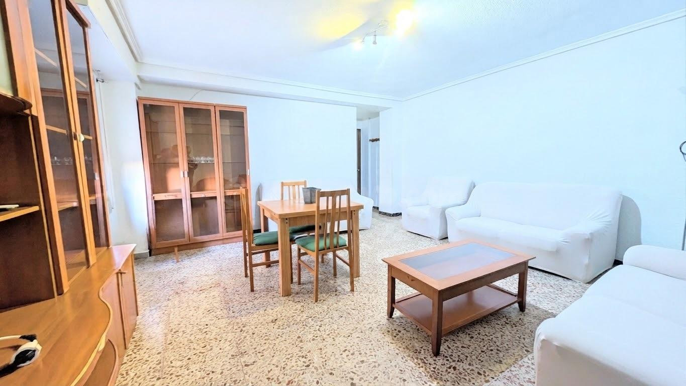¡AMPLIO PISO, 130 M2, CON BALCÓN, ASCENSOR, 4 DORMITORIOS, O