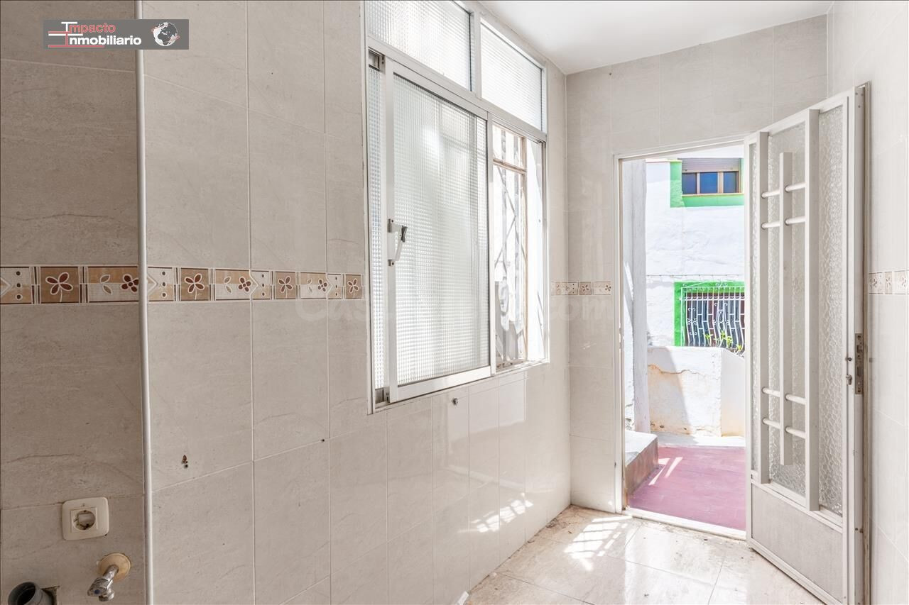 Oportunidad única en el centro de Gador: Piso para reformar  - foto 2