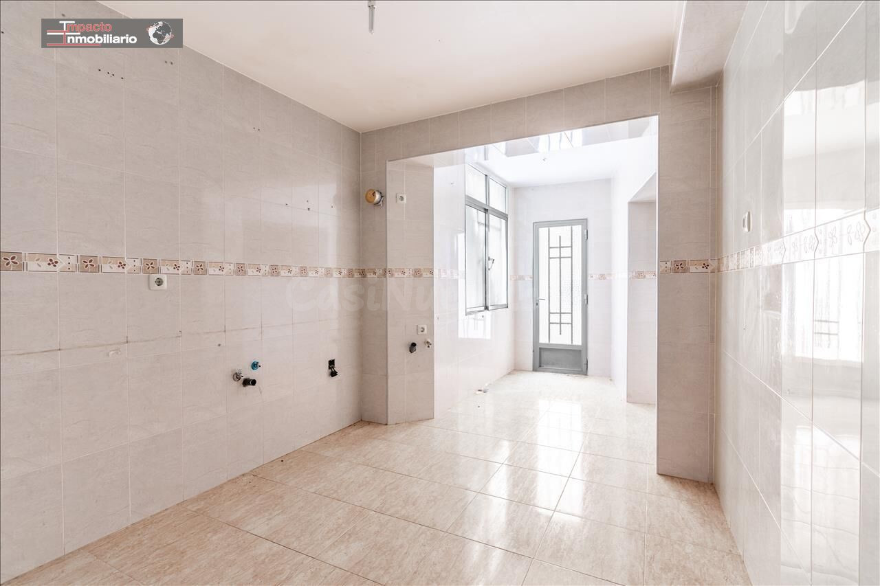 Oportunidad única en el centro de Gador: Piso para reformar  - foto 3