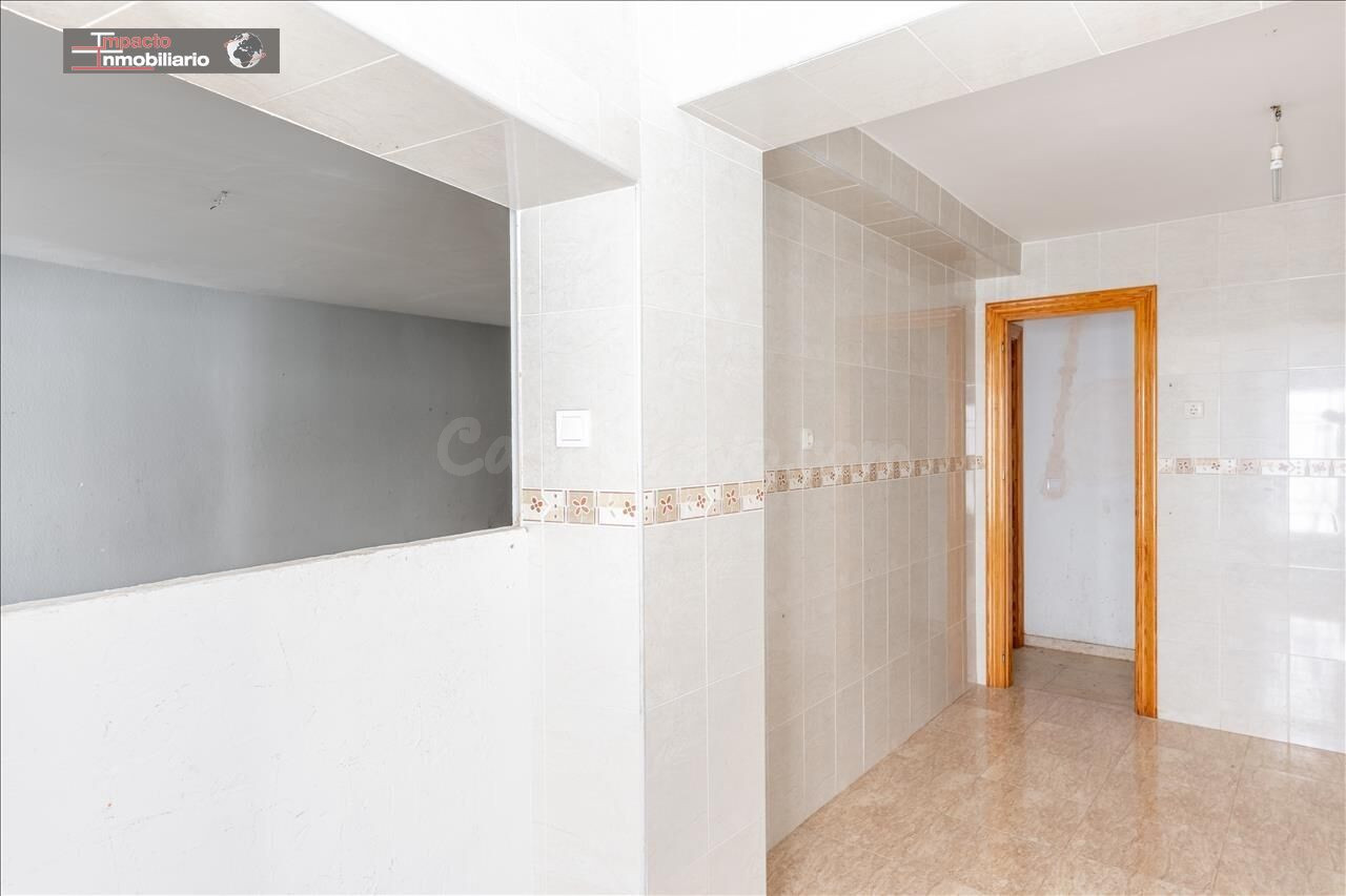 Oportunidad única en el centro de Gador: Piso para reformar  - foto 4