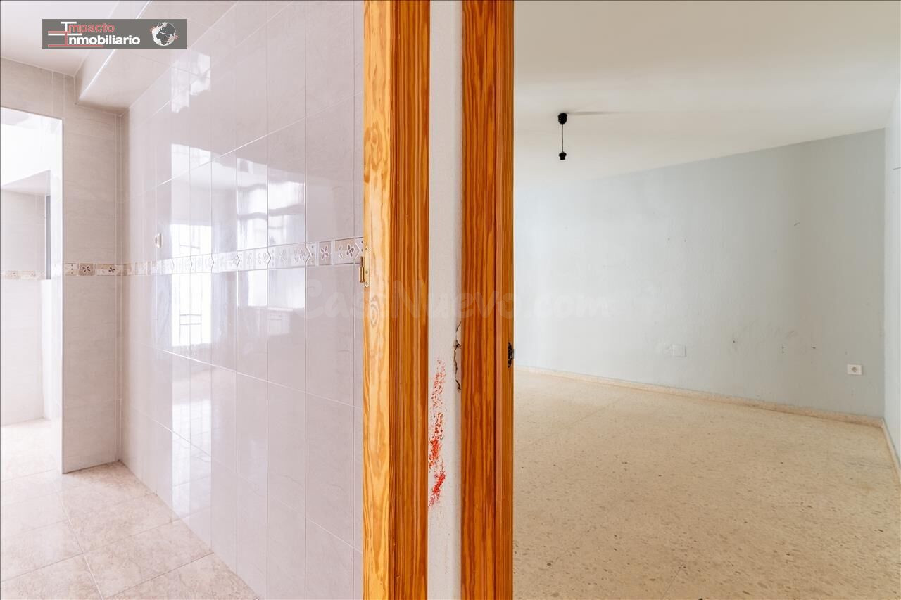 Oportunidad única en el centro de Gador: Piso para reformar  - foto 5