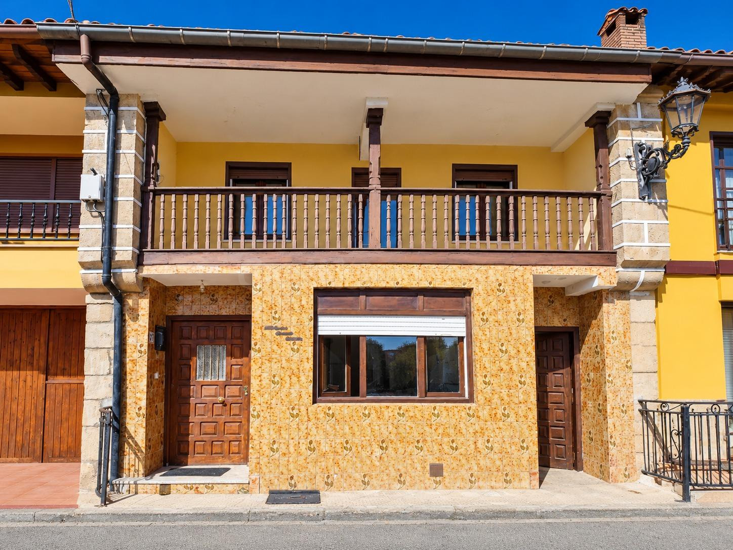 CASA DE PIEDRA CON CORRALADA ORIENTADA AL SUR EN TOPORIAS.