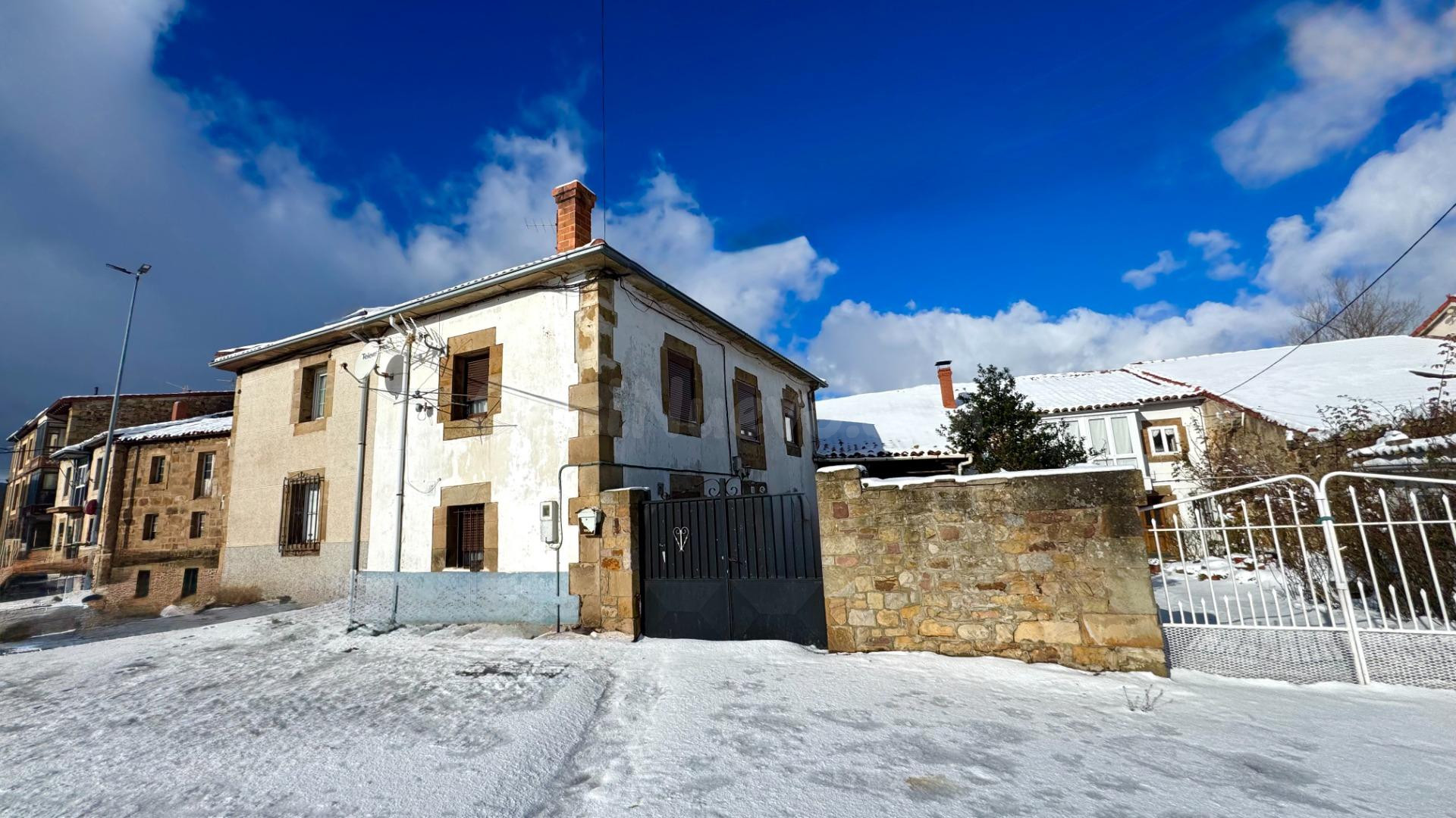 Casa de pueblo pareada reformada con patio de 50 m2 y anexo  - foto 3