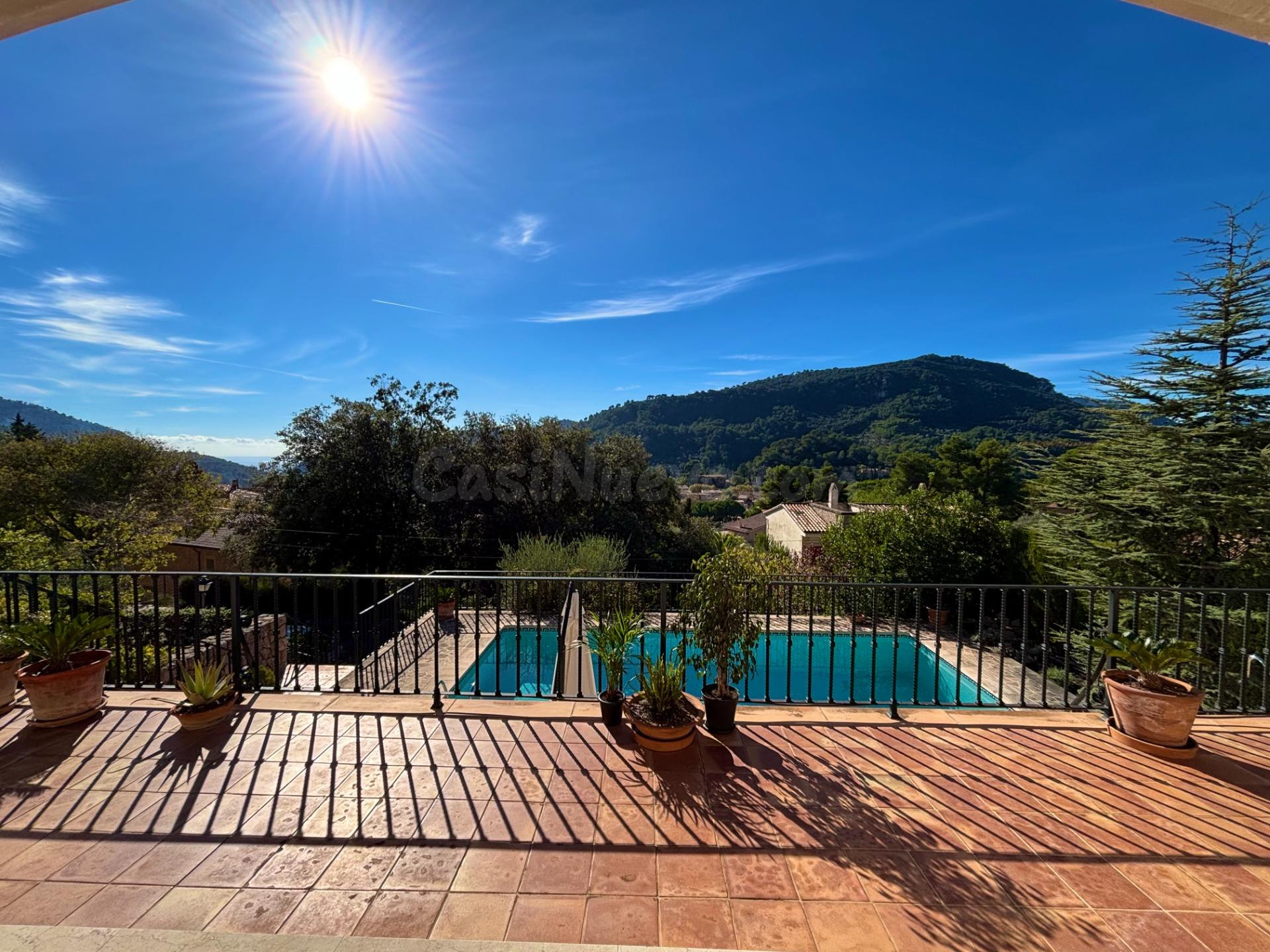 Villa mediterránea con vistas panorámicas a la Serra de Tramuntana, al mar y al pueblo de Valldemossa