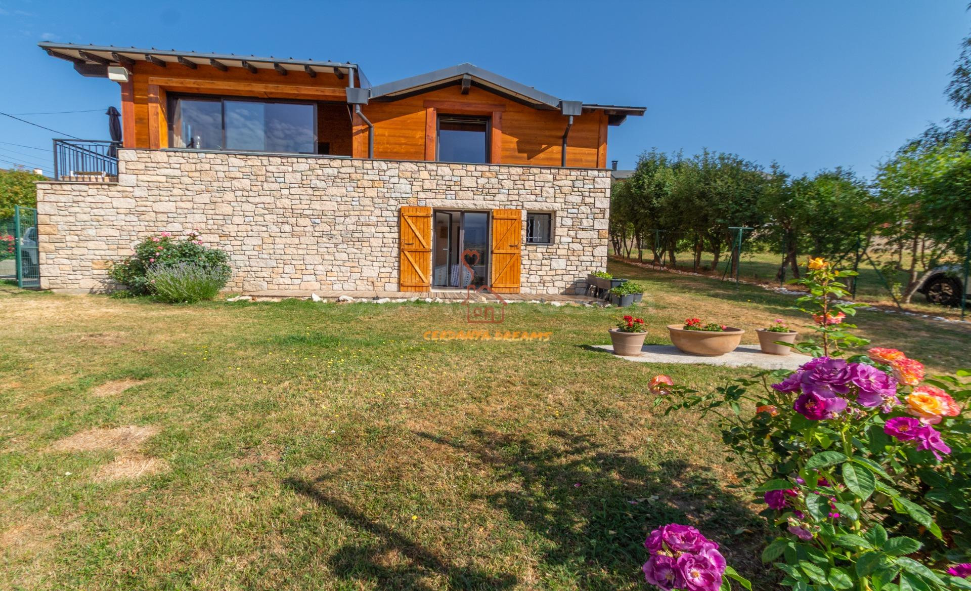 Exclusivo Chalet en La Cabanasse con Vistas Despejadas y Ori