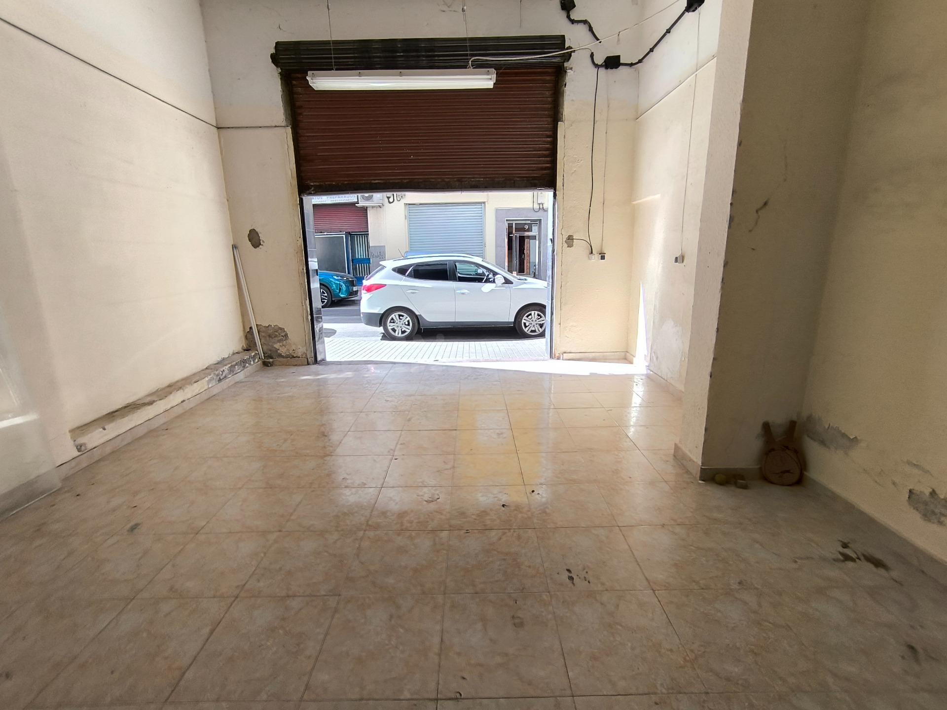 Se vende Local Comercial en Delicias, Junto Plaza Roma. Con Badén.