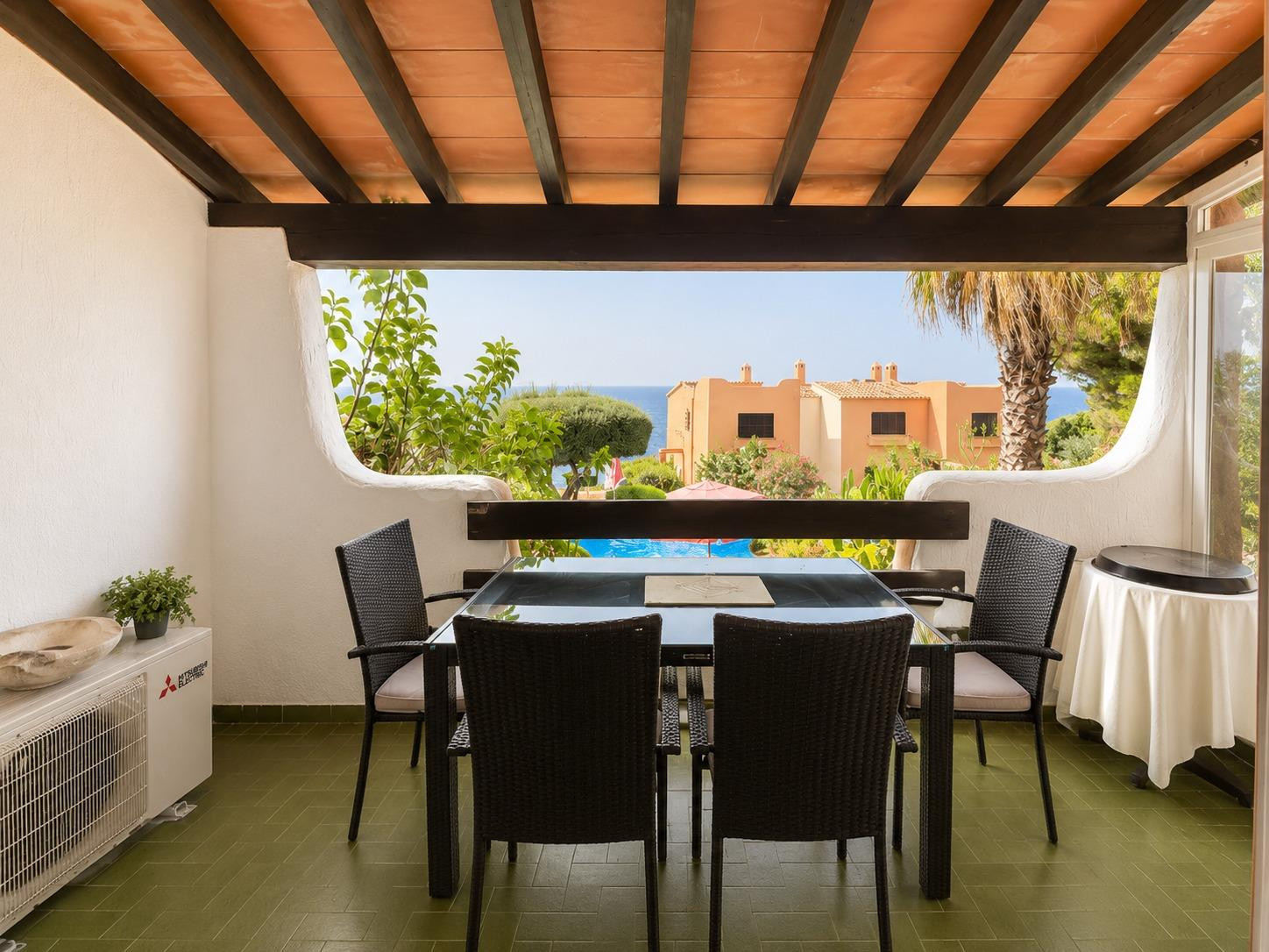 Exclusivo chalet adosado en primera línea de mar con impresionantes vistas a Cabrera